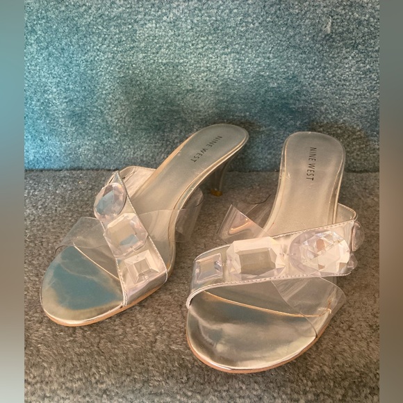Nine West JEWELED DIVA PUMPS Size 6 1/2 Kitten Heel Silver & Clear 2 1/2” heel - Picture 6 of 9